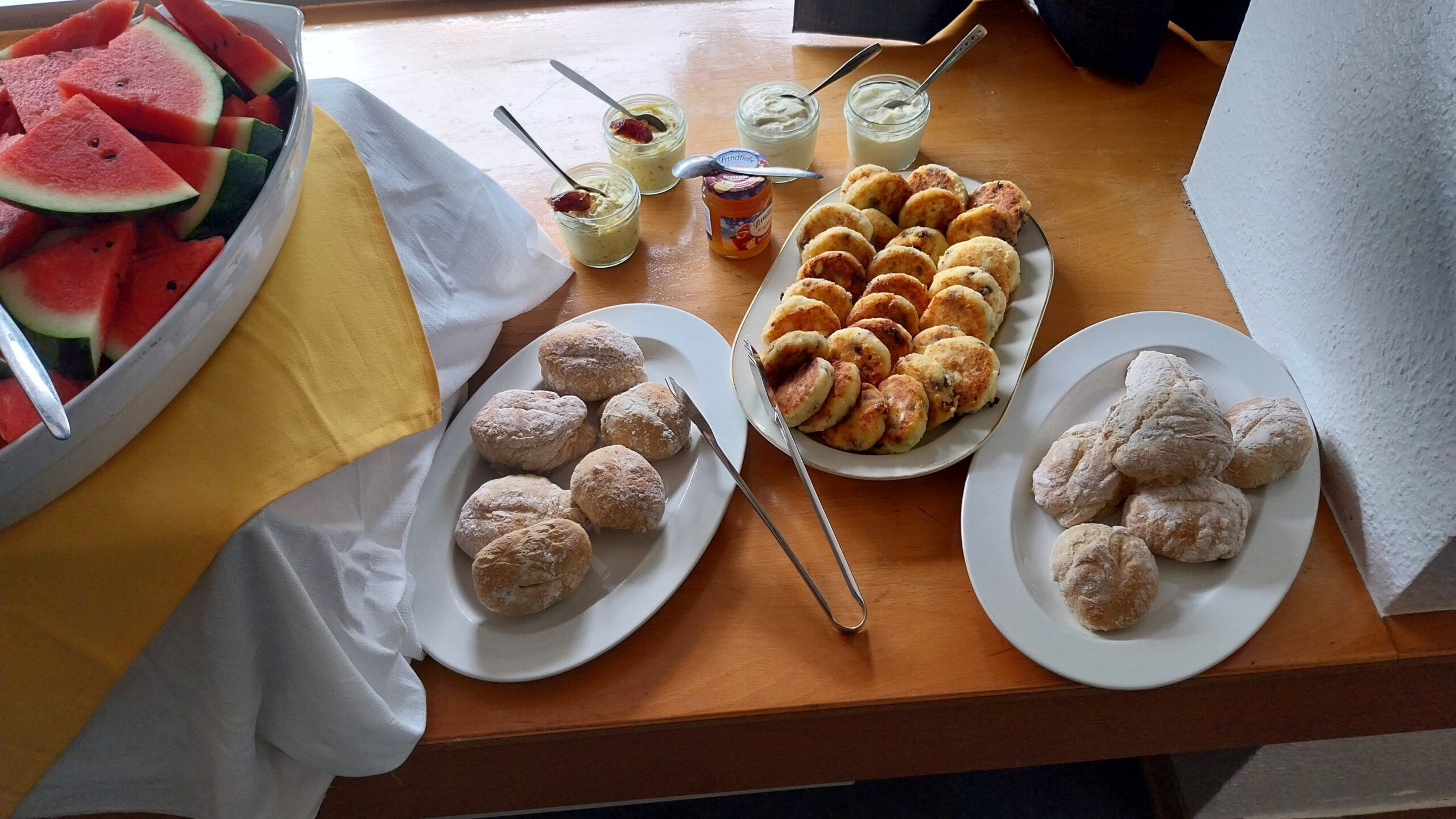 Gebäck und selbstgemachte Aufstriche stehen auf einem Buffet.