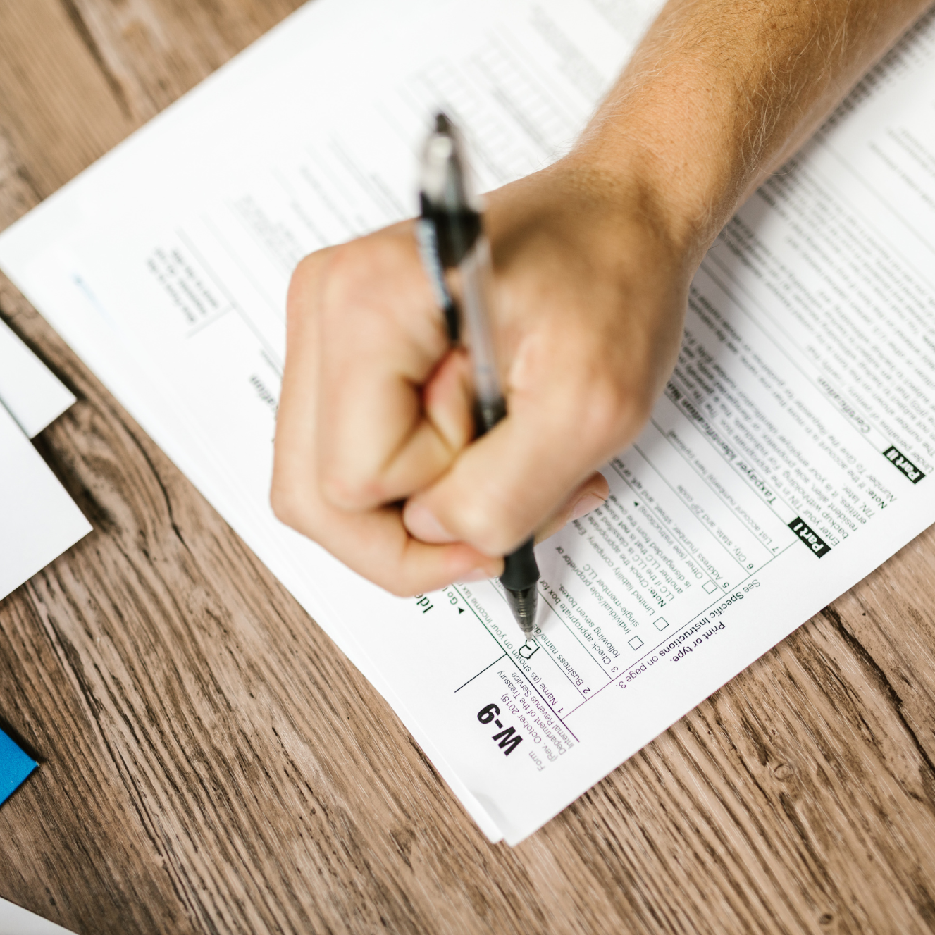 Eine Person füllt ein langes Formular aus.
