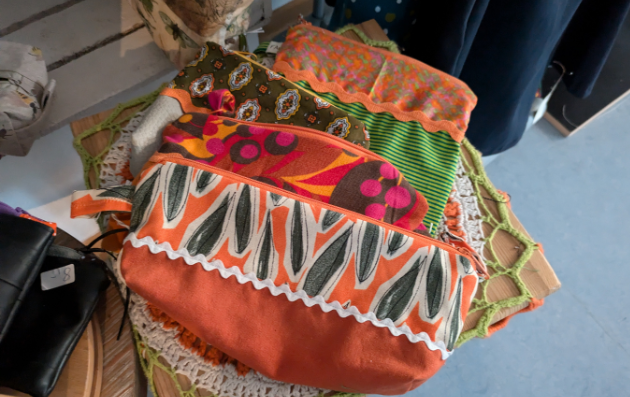 Selbstgenähte Taschen in unterschiedlichen Größen, die man im Nähcafé kaufen kann. Der Link führt auf die Seite des Nähcafés.