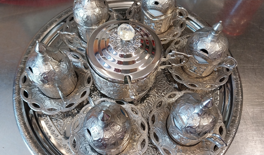 Ein silbriges türkisches Teeservice.