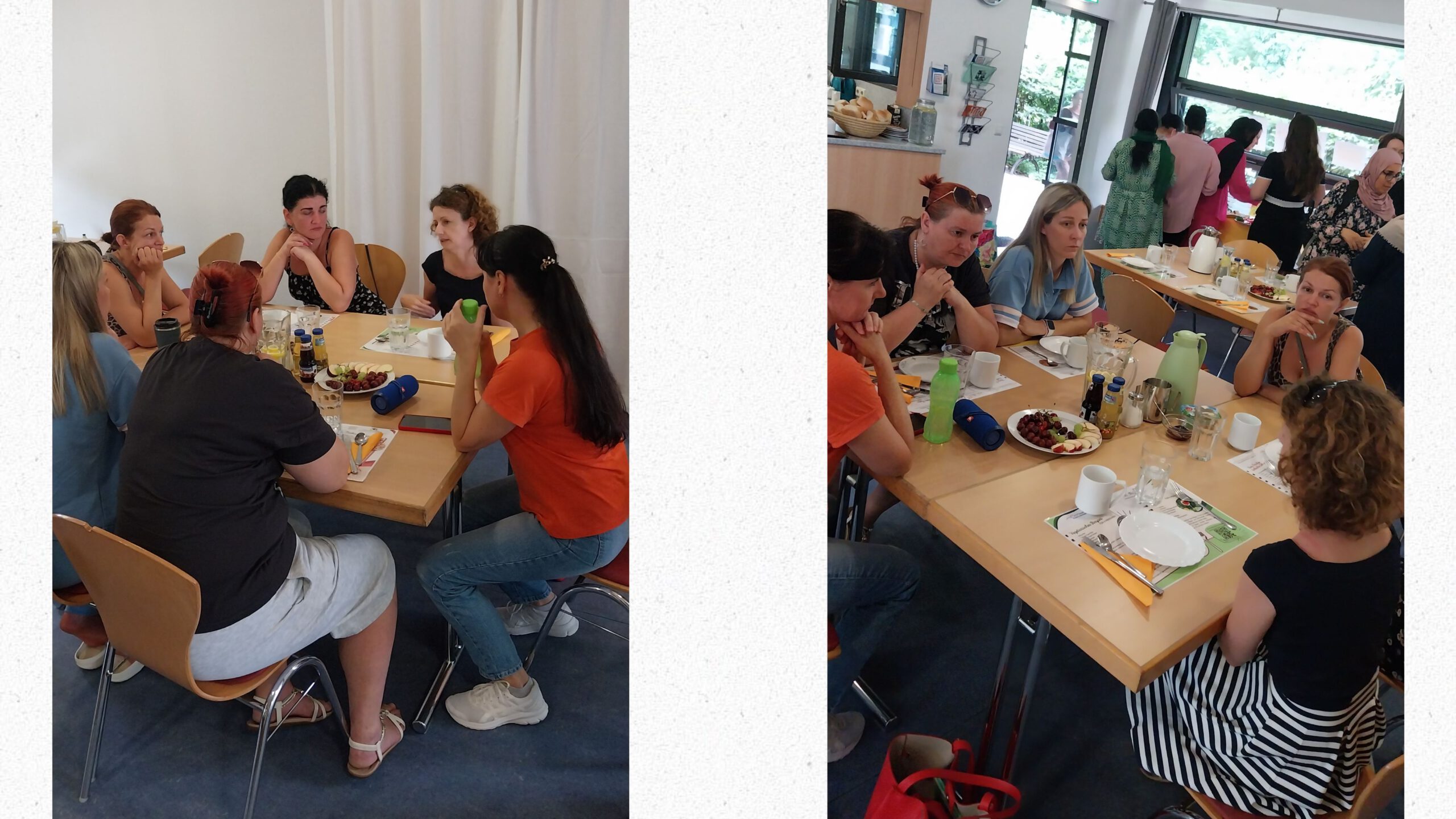 Mehrere Frauen sind in ein Gespräch vertieft, sie sitzen an einem Tisch. Im Hintergrund holen sich weitere Frauen etwas vom Buffet.