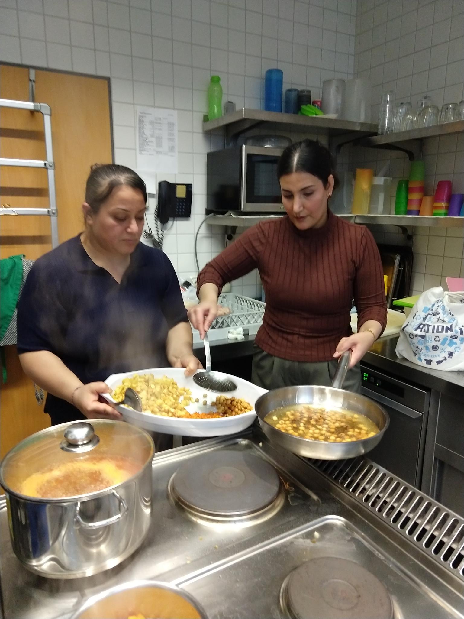 Gebäck und selbstgemachte Aufstriche stehen auf einem Buffet.
