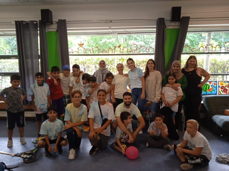 Gruppenbild zum Abschluss des Ferienprogramms 2024, man sieht Kinder zwischen 8 und 12 Jahren mit den Betreuenden.
